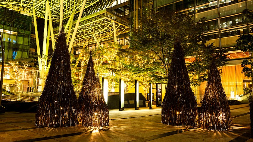 六本木ヒルズは、都会的な輝きとロマンチックな雰囲気で、特別な夜を演出してくれるランウェイのよう。一方の東京ミッドタウンは、上品で暖かな光が心地よいリラックス空間を提供します。