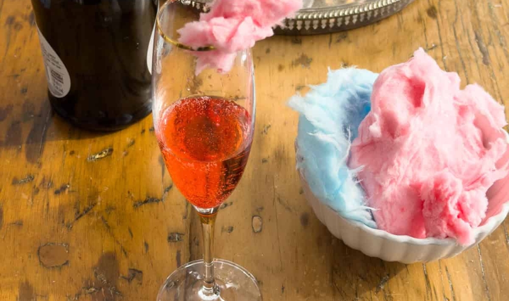 シャンパンに綿あめを入れると一瞬で消える？目でも楽しめる不思議な飲み方