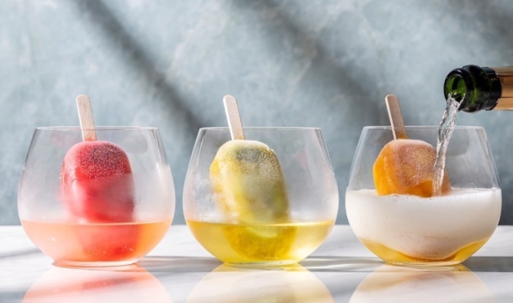 シャンパンにアイスキャンディーを浸して飲む？日本の高級ホテルでも登場した「ポプテイル」